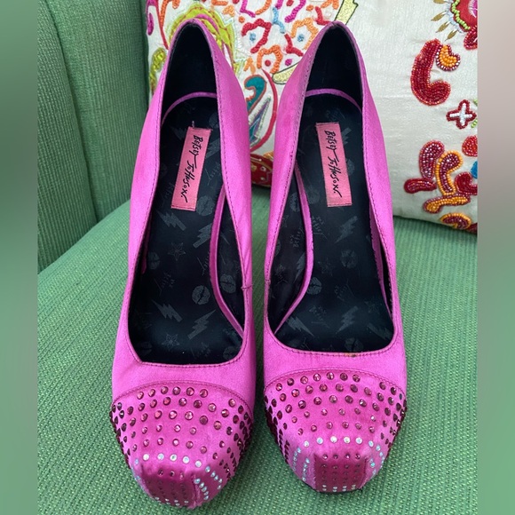Betsey Johnson "Majestee" Fuchsia 1.5" Platform Square Toe 5" Heel Pumps Sz 9 - Picture 6 of 10